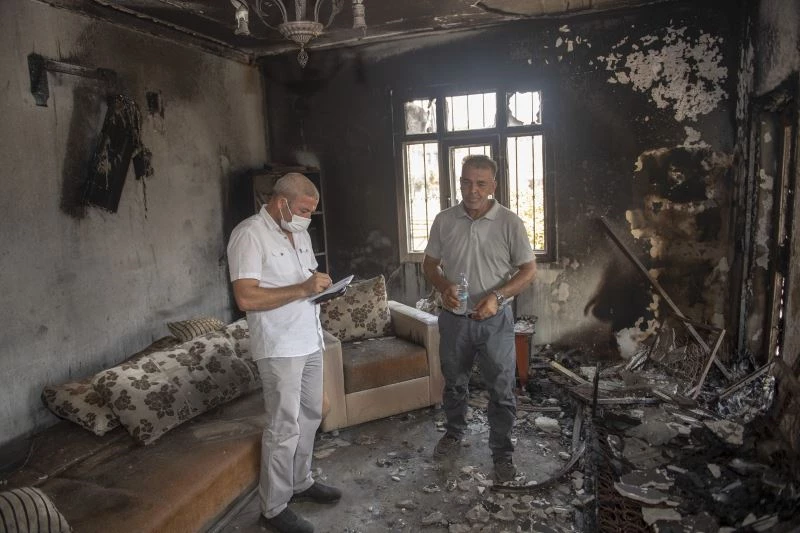 Mersin’de yangının külleri ortadan kaldırılıyor
