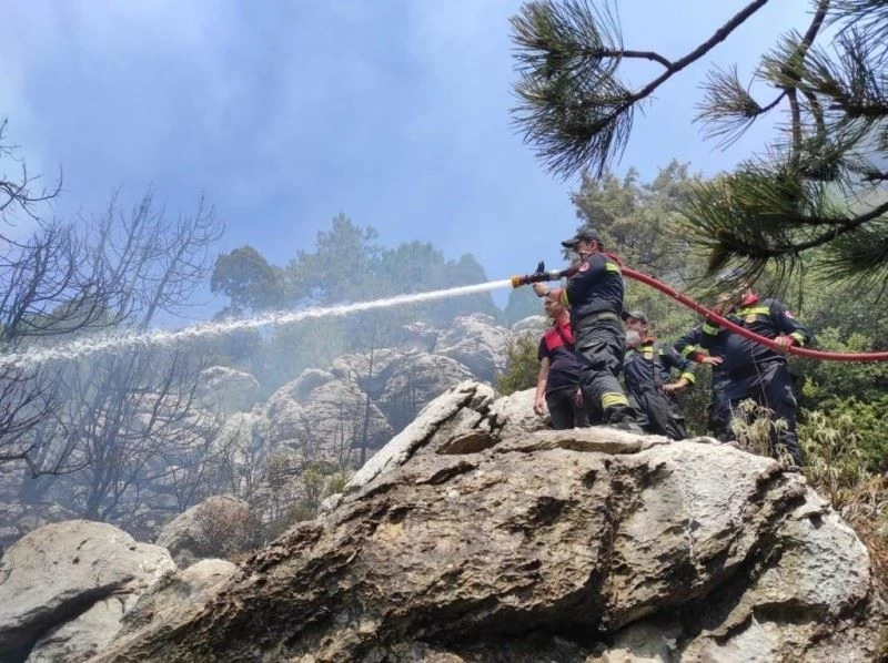 Adalet Bakanı Gül, yangında etkin mücadele alan CEKUT ekipleriyle gurur duyduğunu ifade etti
