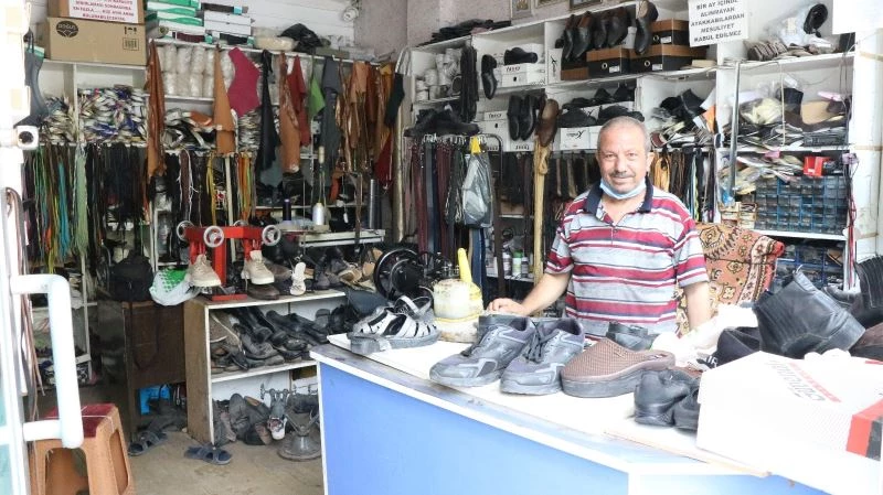 Yarım Asırlık ayakkabı tamircisi, 20 metrekare dükkanda 4 çocuk büyüttü
