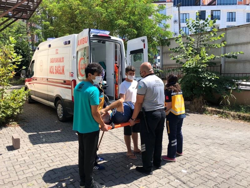 Yaşlı adam maaş sırası beklerken sıcaktan bayıldı
