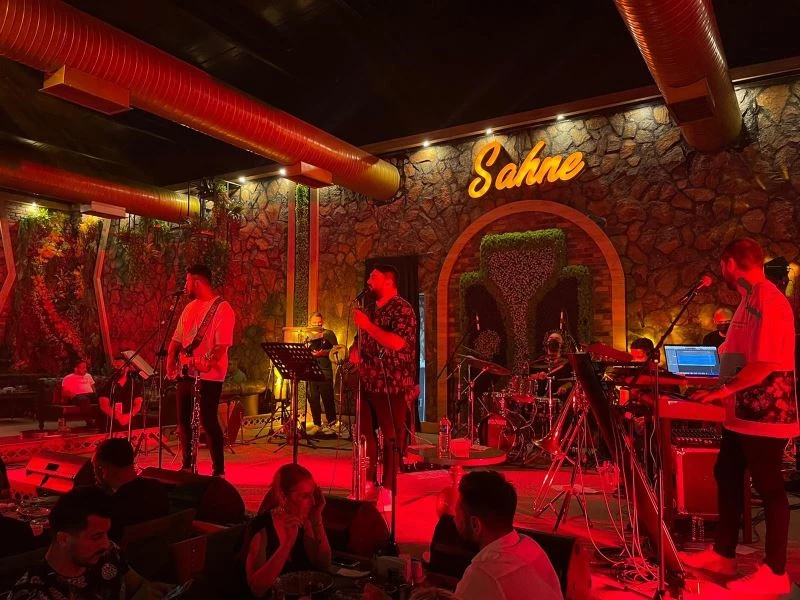 Sakiler Diyarbakırlılara unutulmaz gece yaşattı
