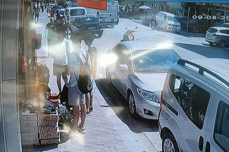 Hayrete düşüren terlik hırsızlığı kamerada
