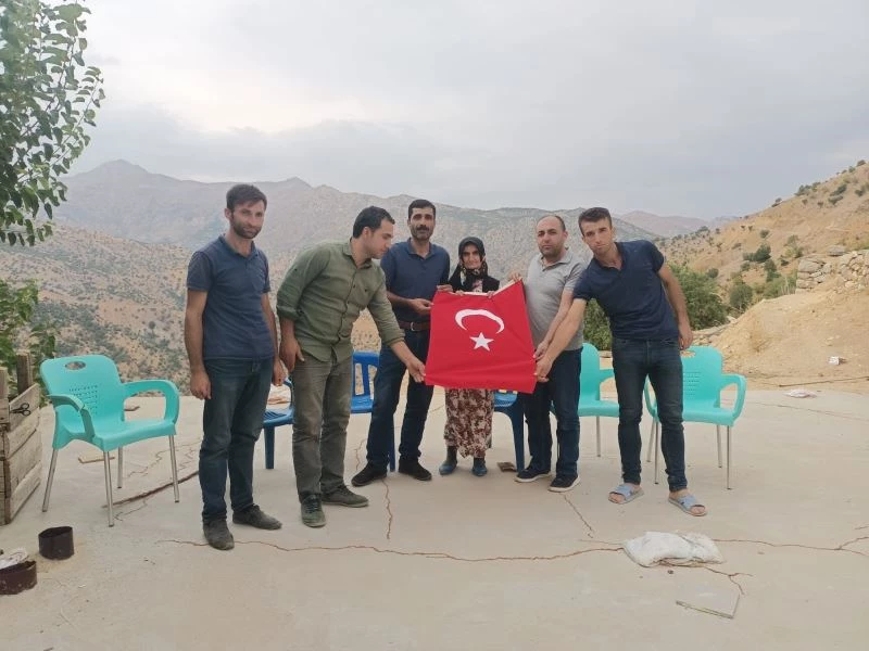 27 yıl önce şehit olan eşinin emaneti olan 9 çocuğuna hem annelik hem babalık yaprak büyüttü
