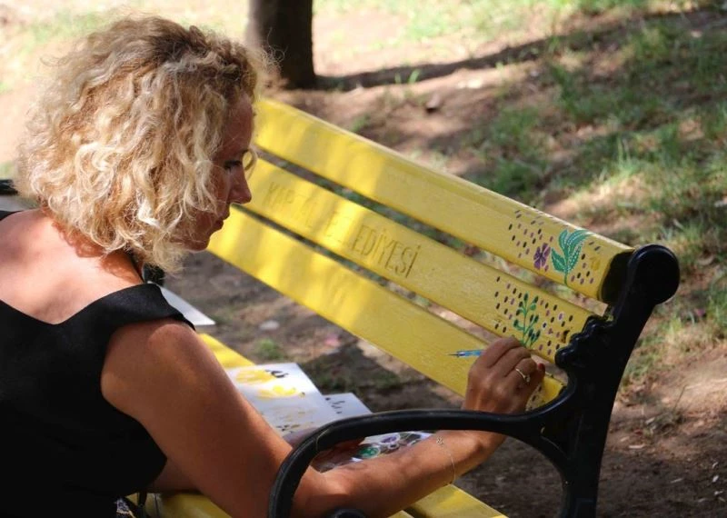 Kartal’da Kültür Parkı’ndaki banklar çiçeklendi
