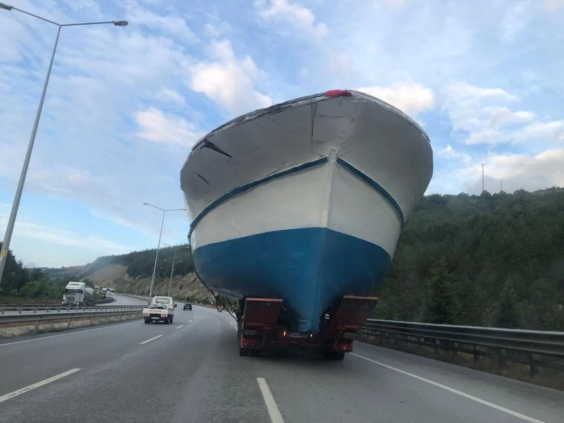Karayolunda 21 metrelik tekneyi görenler şaşırdı
