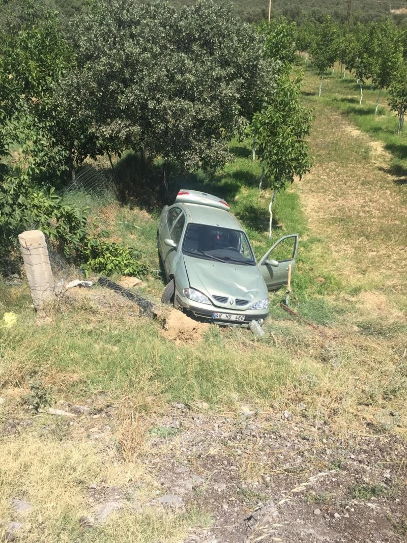 Mıcır kaplı yolda kontrolden çıkan otomobil şarampole düştü

