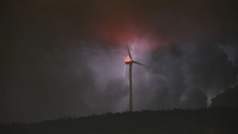 Hatay’da şimşekler rüzgar gülleri ile kartpostallık manzara oluşturdu
