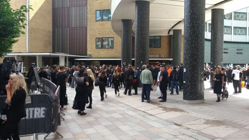 İngiltere’de aşı karşıtları BBC binasını basmaya çalıştı
