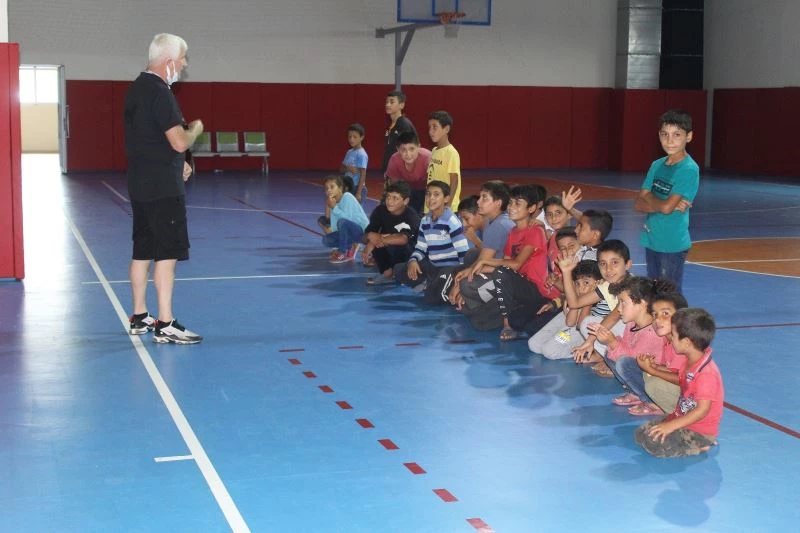 Sağanaktan etkilenen mevsimlik işçilere spor salonuna yerleştirildi
