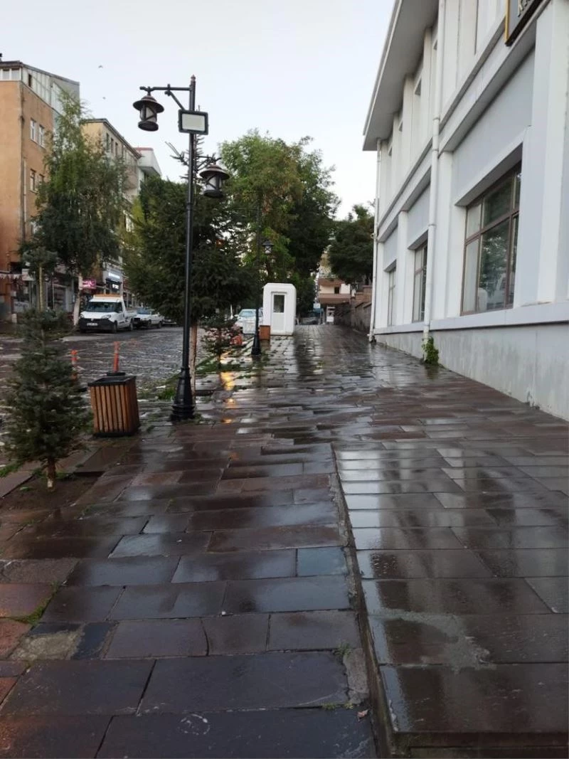 Kars’ta kaldırımlar yıkanıyor
