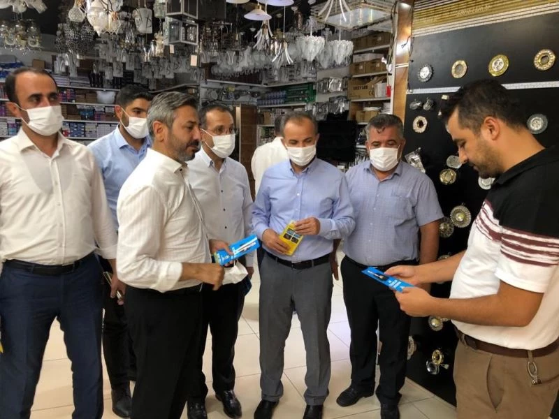 AK Parti yönetimi kent merkezinde yapılan hizmetleri anlatan broşür dağıttı
