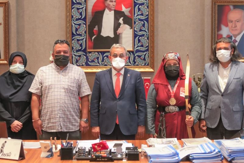 Başkan Işık, Kütahyalı başarılı okçu Zeynep’i tebrik etti
