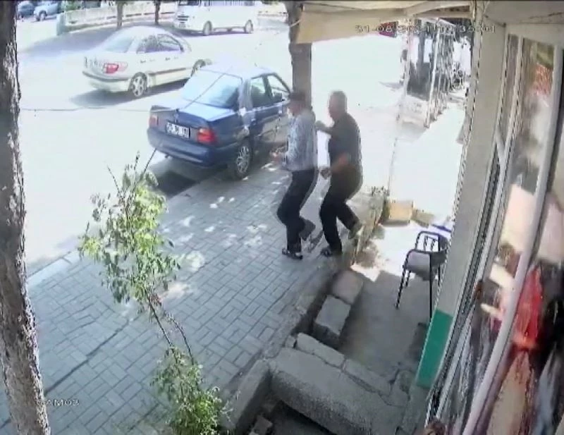 Deprem anında dükkanın önünde oturan vatandaşların kaçma anı kamerada
