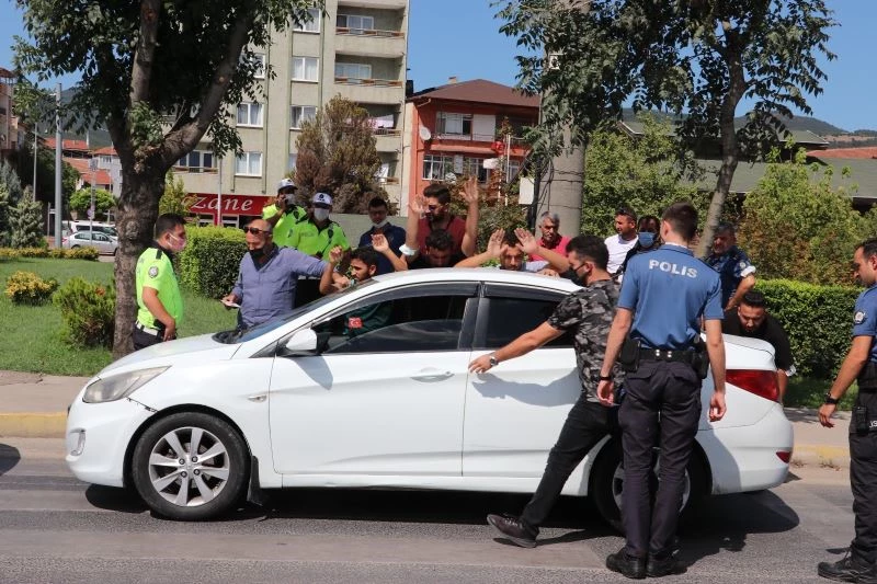 Dur ihtarına uymayarak kaçan otomobilden 6 kaçak göçmen çıktı
