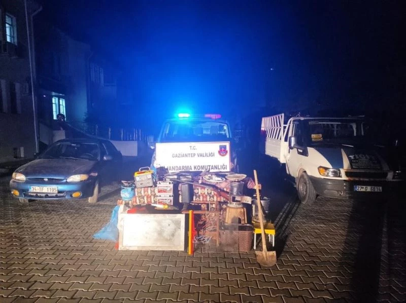 Bağ evini boşalttılar, önce kameraya sonra jandarmaya yakalandılar
