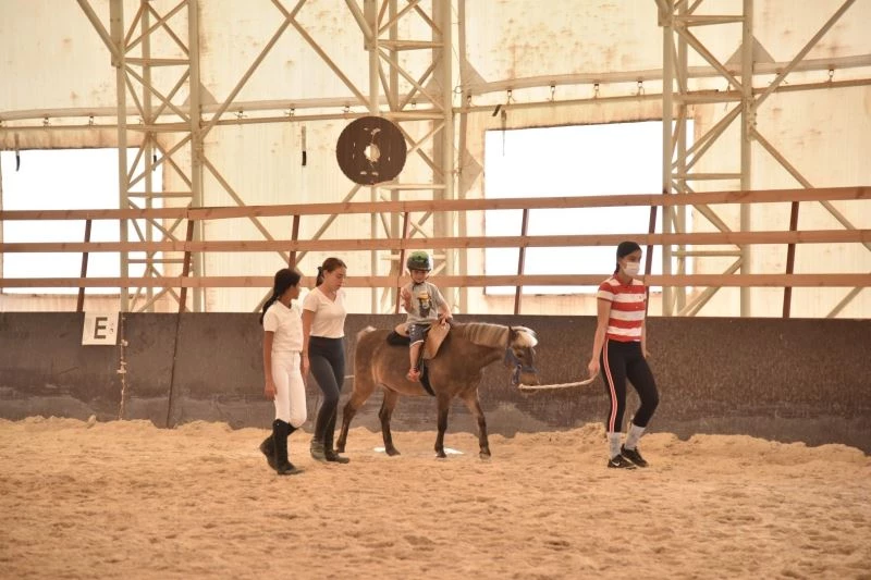 Kartepe’de özel çocuklara atla terapi desteği
