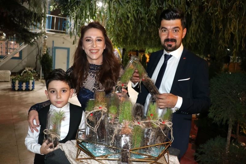 Misafirler şeker bekliyordu, düğünde dağıttıklarıyla takdir topladılar
