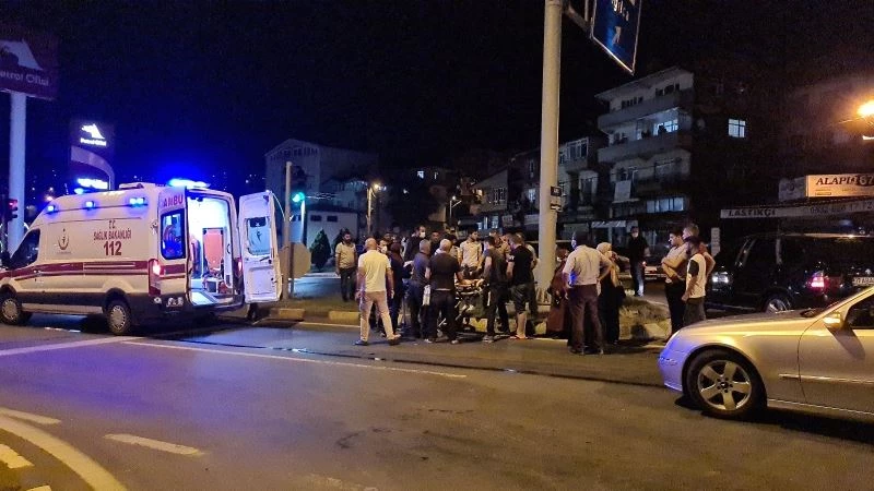 Gurbetçileri taşıyan otomobil kırmızı ışıkta geçen otomobile çarptı: 3 yaralı
