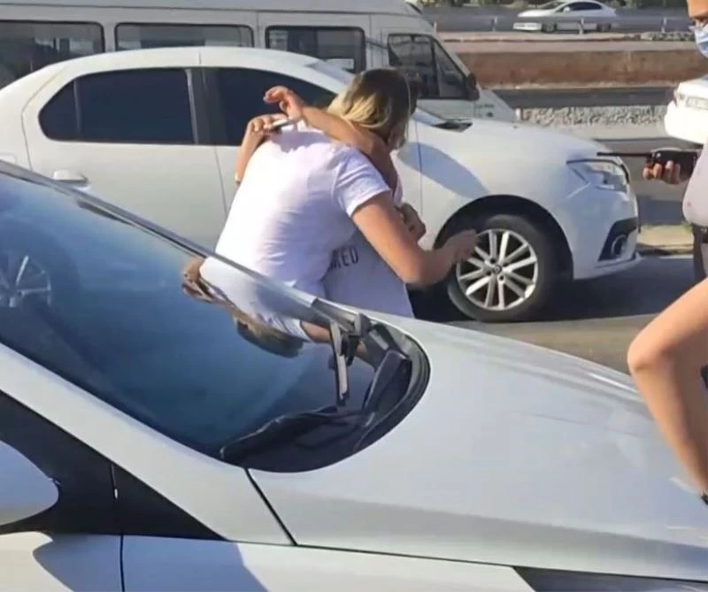 Babasıyla 1 saat polisten kaçan çocuk, annesinin şefkatli kollarına sığındı
