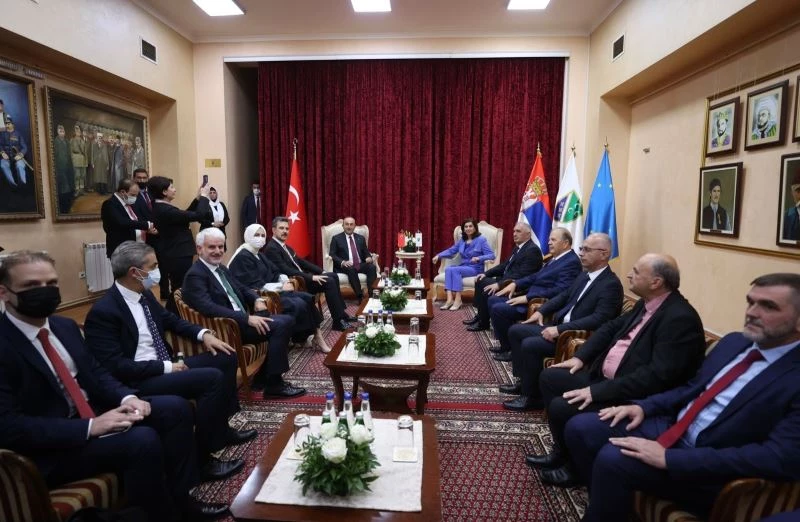 Bakan Çavuşoğlu, Boşnak Ulusal Azınlık Konseyi Başkanı Curic ile görüştü
