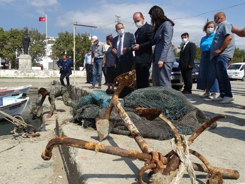 Dalgıçlar denizdeki çöpler için daldı
