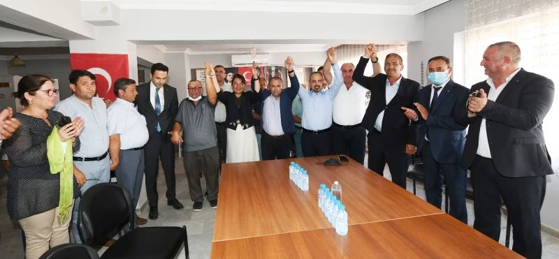 CHP’den AK Parti’ye geçen meclis üyelerine rozetleri takıldı
