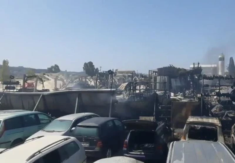 İtalya’da hurdalıktaki araçlar alev alev yandı
