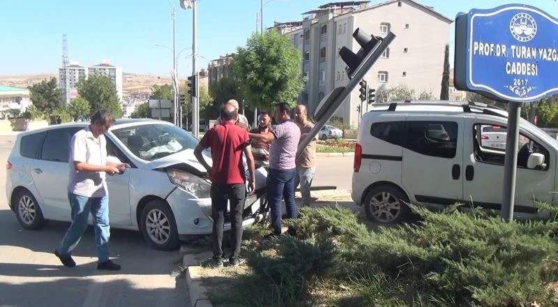Elazığ’da kontrolden çıkan otomobil önce araca ardından trafik ışığına çarptı
