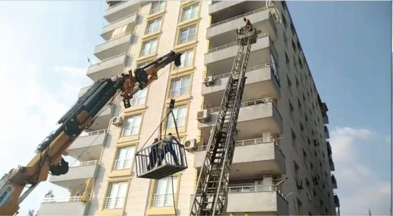 İtfaiyenin merdiveni yetişmeyince yangına vinçle müdahale edildi
