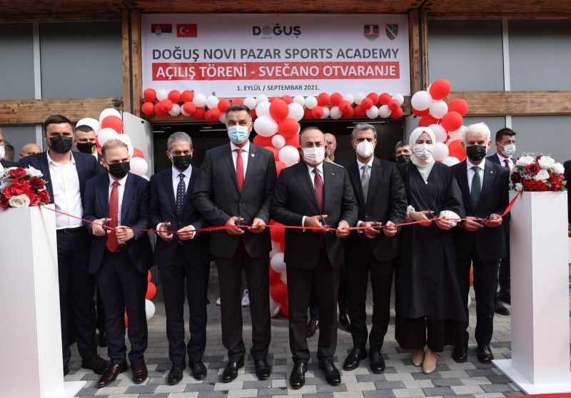 Dışişleri Bakanı Çavuşoğlu, Yeni Pazar Spor Akademisi’nin açılışına katıldı
