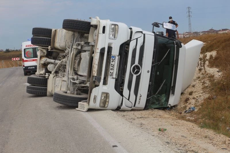 Mıcır dolu kamyon şarampole devrildi: 1 yaralı
