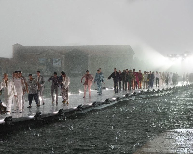 İtalyan moda devinin Venedik’teki defilesinde dolu yağdı
