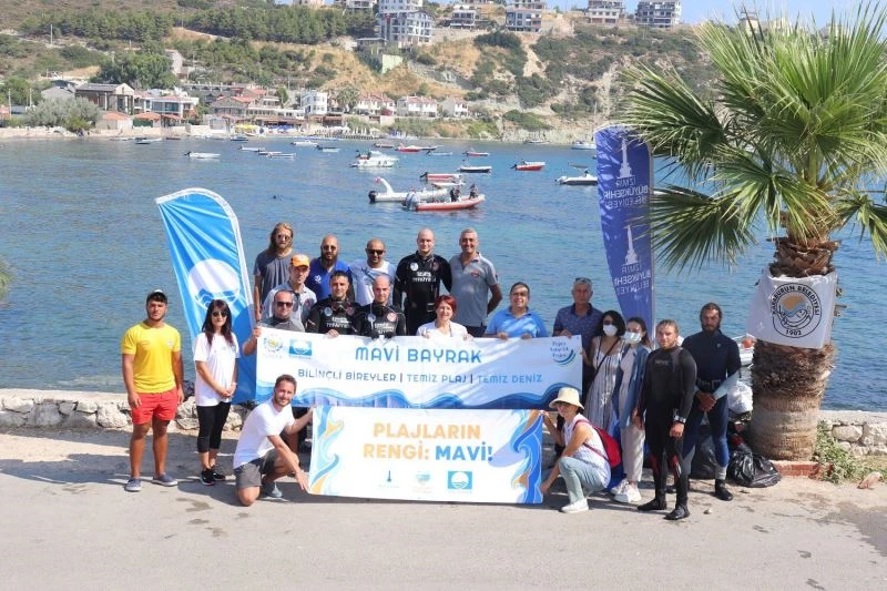 Karaburun’da kıyı temizliği: Araba lastiği de çıktı, içecek kutusu da
