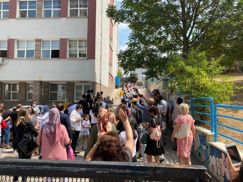 Birinci sınıfların okula uyum süreci yüz yüze eğitimle başladı
