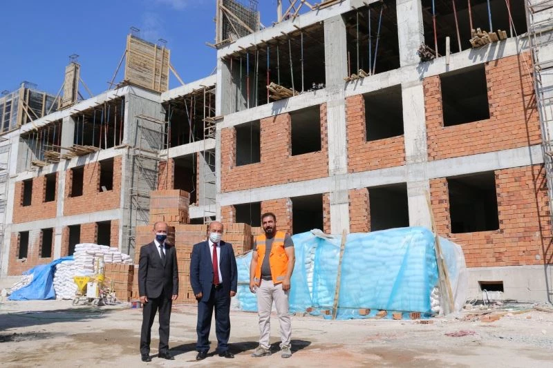 Müdür Başyiğit, okul inşaatlarını inceledi
