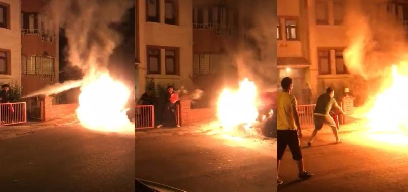Mahalle halkı alev alan aracı söndürmek için seferber oldu
