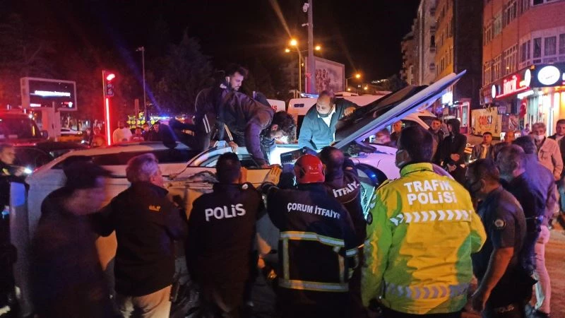 Şüpheli aracı kovalayan polis otosu kaza yaptı: 2 yaralı
