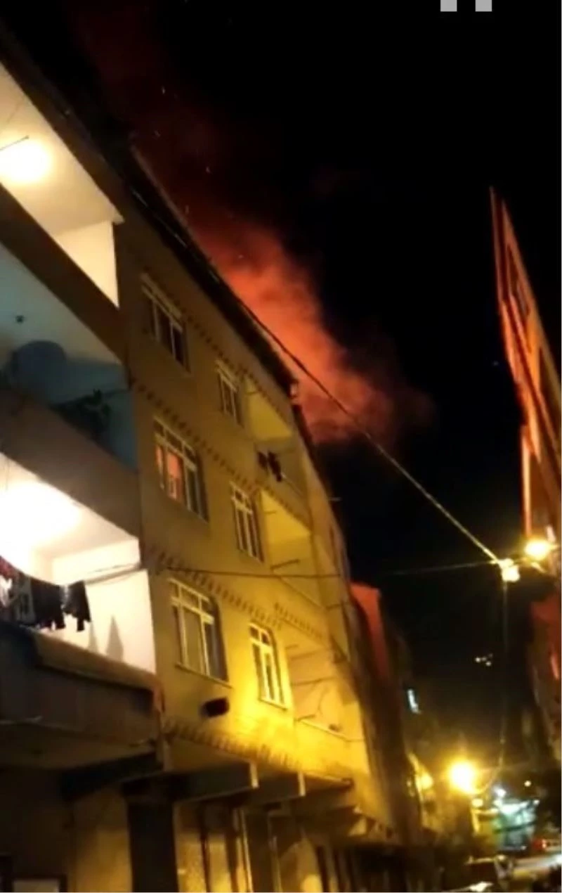 Bağcılar’da bitişik iki metruk binanın çatısı alev alev yandı
