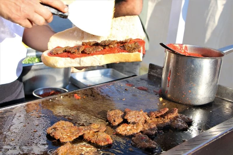 Elazığ’ı dünyaya tanıtan Salçalı Köfte Festivali’nin 3’üncüsü başladı
