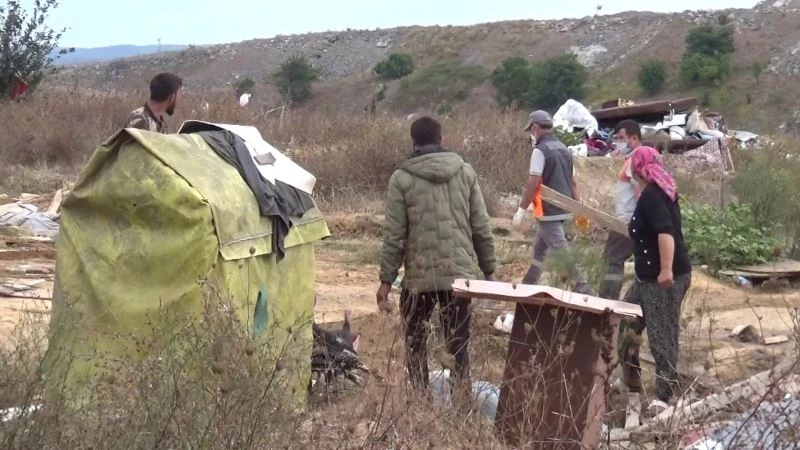  Sultangazi’de kaçak barakalar ekipler tarafından yıkıldı
