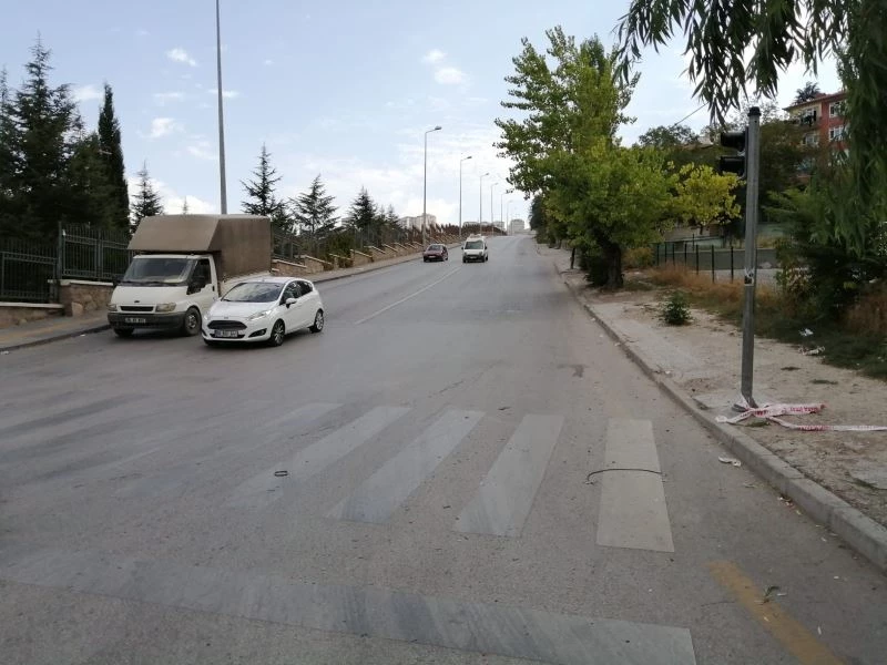 Yokuş aşağı freni boşalan kamyon park halindeki 5 aracı biçti
