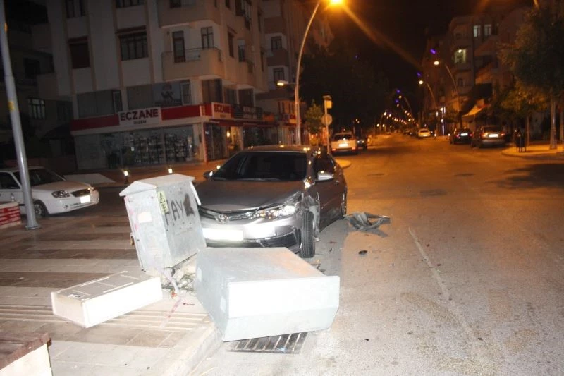 Alkollü sürücünün karıştığı kazada araçlardan biri enerji panosunu devirdi
