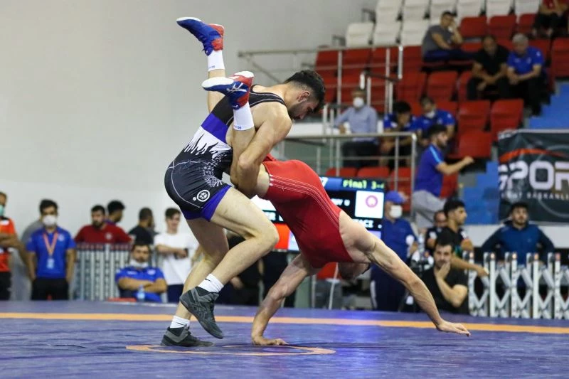 Kağıtsporlu güreşçiler Süper Ligde mücadele etti
