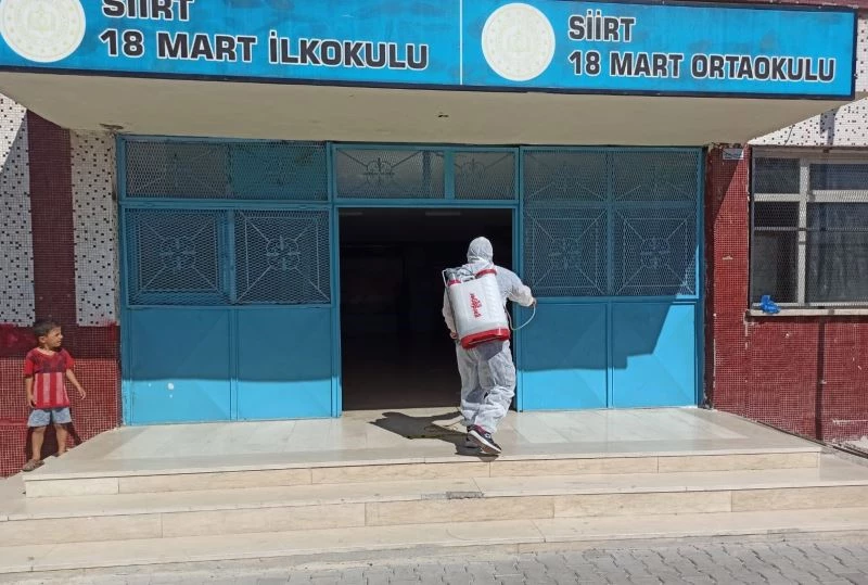 Siirt Belediyesi okullarda dezenfektan çalışmalarını hızlandırdı

