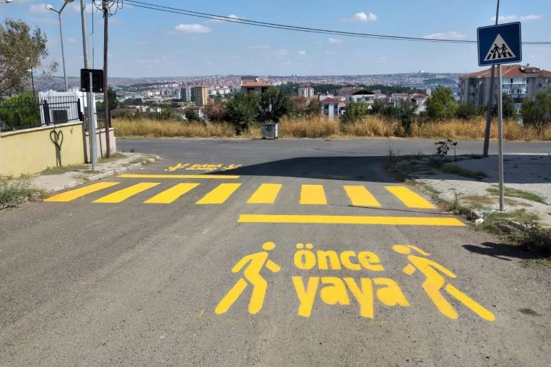 Okul yollarındaki yaya geçitleri yeniden boyanıyor
