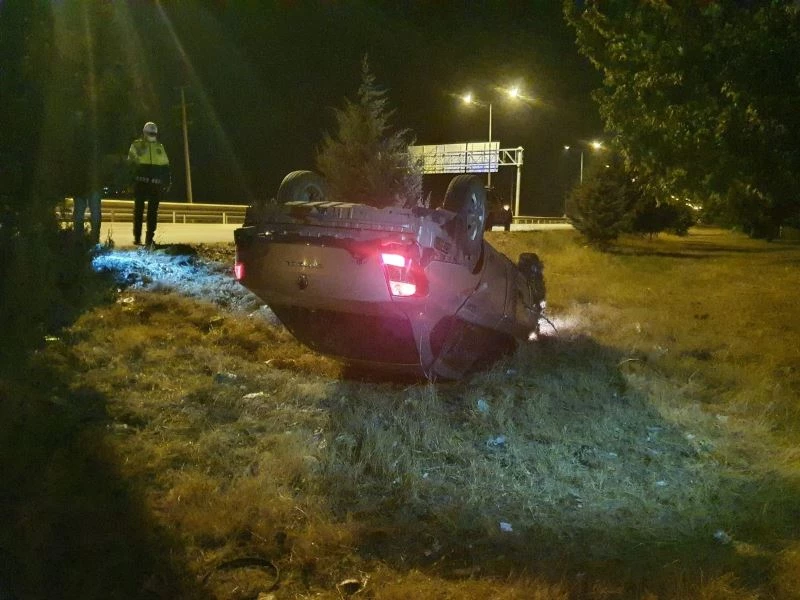 Şarampole yuvalanan araçtaki sürücüyü vatandaşlar kurtardı
