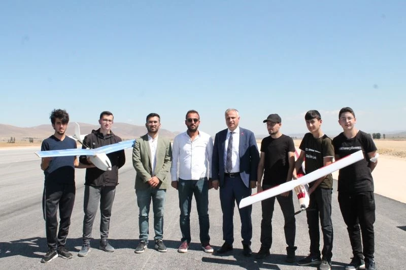Bayburtlu liseli gençler yaptıkları insansız hava araçlarıyla TEKNOFEST’te final yolunda
