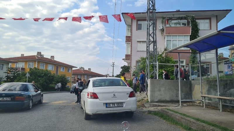 Veliler, Okul önlerine trafik uyarı levhası konulması isteniyor.
