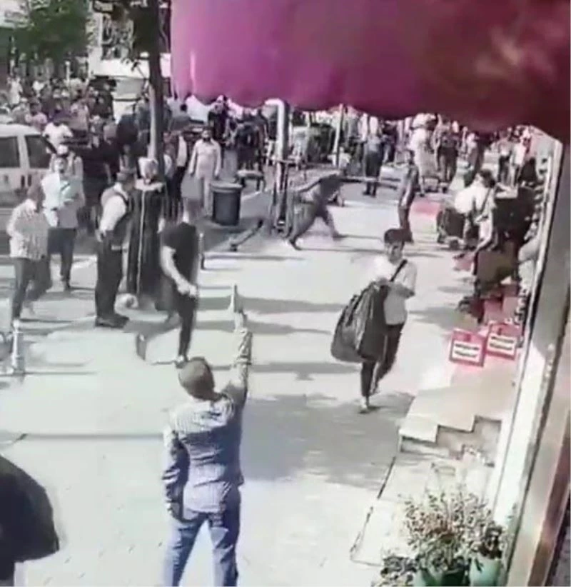 Fatih’te ortalığı birbirine katan 2 sarhoş kamerada
