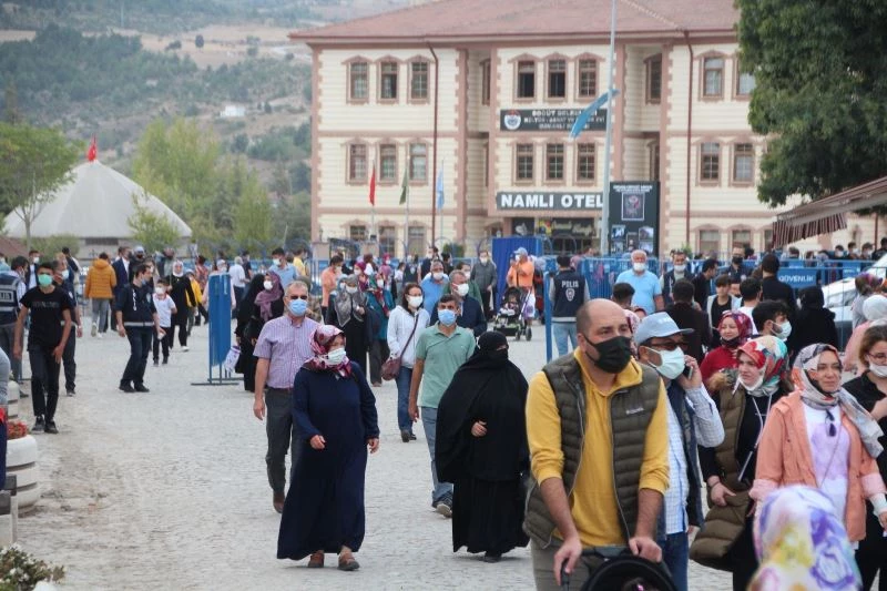  740. Ertuğrul Gazi’yi Anma ve Yörük Şenlikleri’ne Türkiye’nin dört bir yanından insan seli oldu
